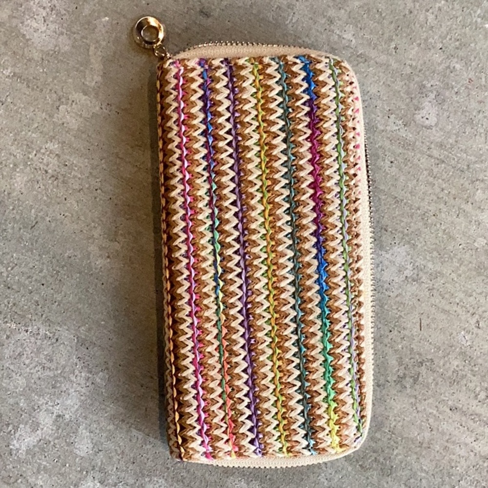 Gift 🚨 zipper clutch wallet - holds 12 cards plus cash and coins